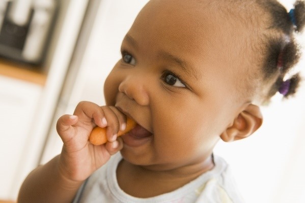 Bébé : 12 aliments à ne pas lui donner !