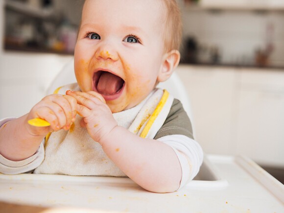 Le dîner de bébé : à partir de quand ? Que faut-il lui donner ? 🍝🍴