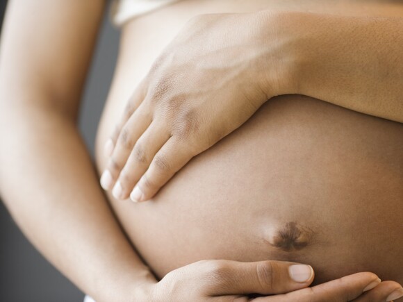 Toutes les étapes de la grossesse du premier au neuvième mois et la  naissance d'un nouveau-né. Une femme enceinte avec un ventre du début au  bir Photo Stock - Alamy