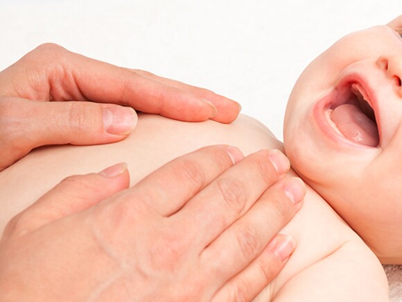 Les Coliques du nourrisson conduite à tenir devant un bébé allaité Massage  Position Ventrale 