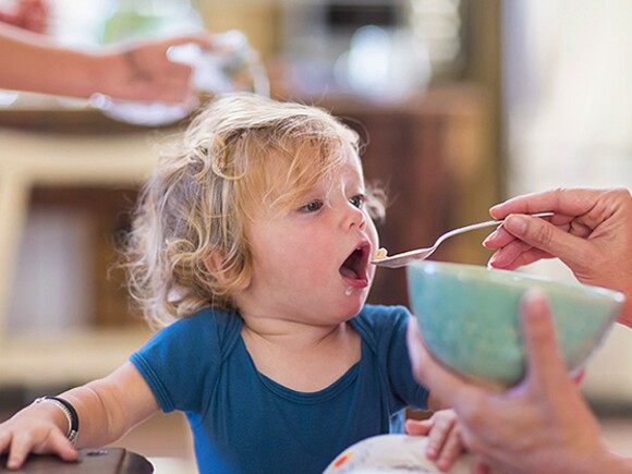 Passer à quatre repas par jour pour bébé