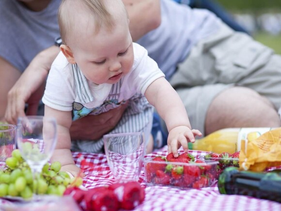 Bébé mange comme un adulte