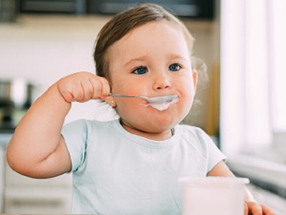Quand bébé peut-il manger des yaourts ?
